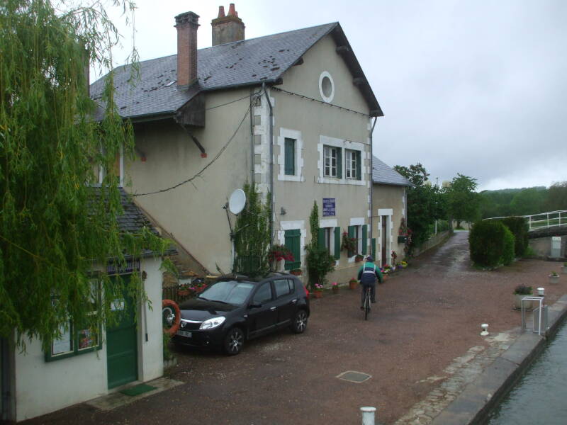 Entering Marseilles-lès-Aubigny on the Canal Latéral à la Loire.