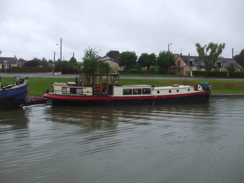 Entering Marseilles-lès-Aubigny on the Canal Latéral à la Loire.