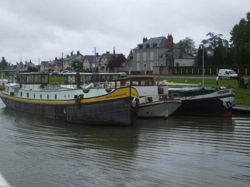 Entering Marseilles-lès-Aubigny on the Canal Latéral à la Loire.