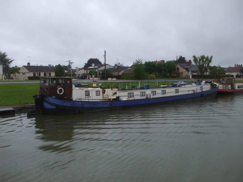 Entering Marseilles-lès-Aubigny on the Canal Latéral à la Loire.