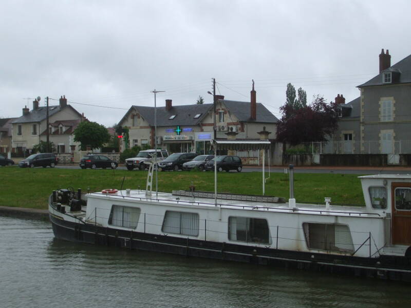 Entering Marseilles-lès-Aubigny on the Canal Latéral à la Loire.