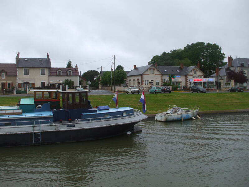 Entering Marseilles-lès-Aubigny on the Canal Latéral à la Loire.