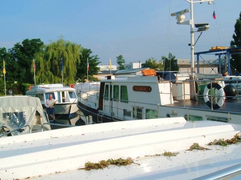 Tied up in the basin in Decize.