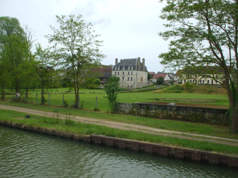 Approaching La Chapelle-Montlinard on the Canal Latéral à la Loire.