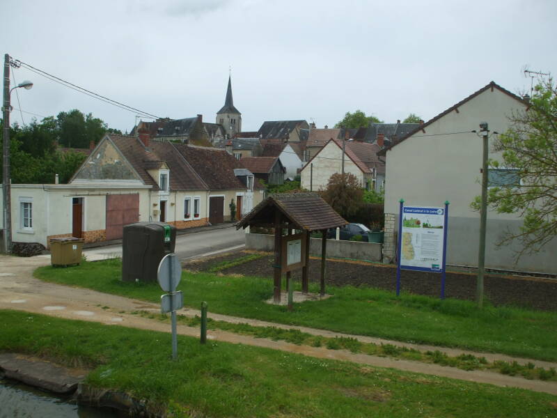 Approaching La Chapelle-Montlinard on the Canal Latéral à la Loire.