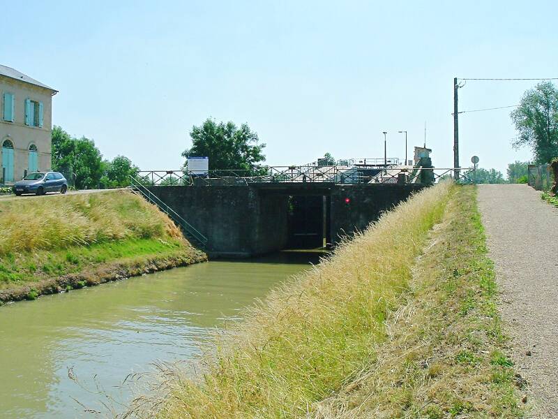 The high double lock and canal bridge at Guétin.