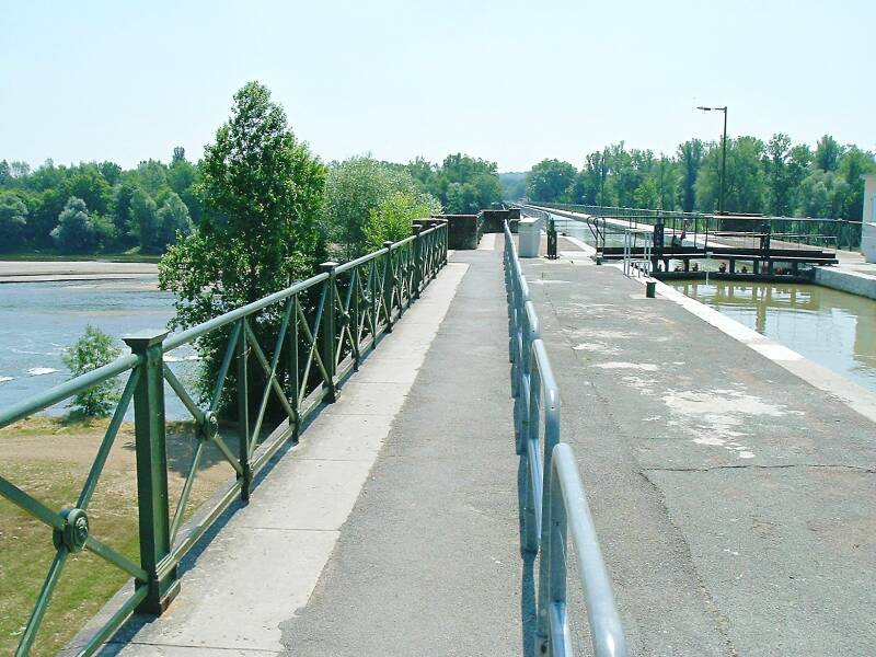 The high double lock and canal bridge at Guétin.