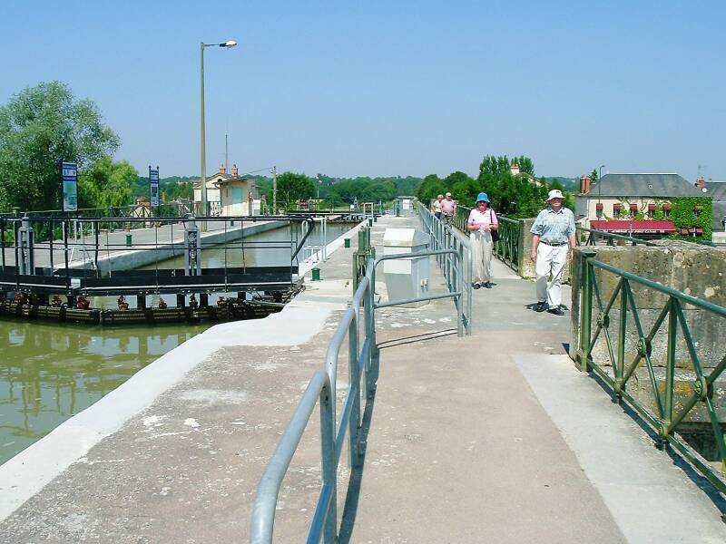 The high double lock and canal bridge at Guétin.