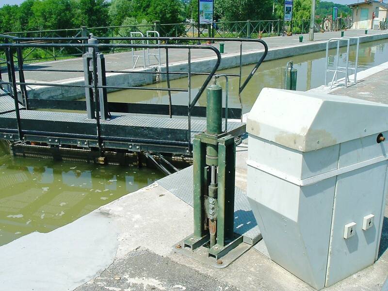 Electrical gate controls on the high double lock at Guétin.