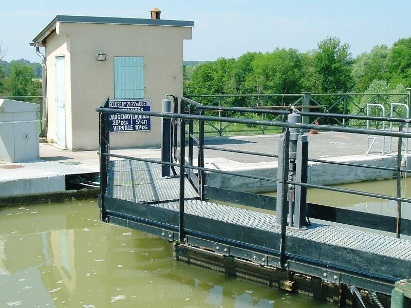 Electrical gate controls on the high double lock at Guétin.