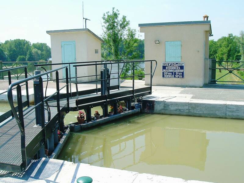 Electrical gate controls on the high double lock at Guétin.