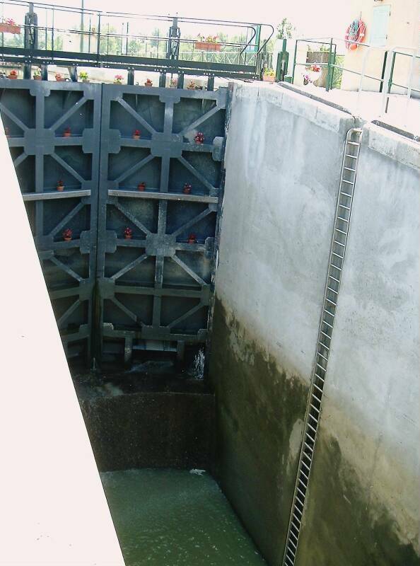 Tall lock gate and concrete sill in the high double lock at Guétin.