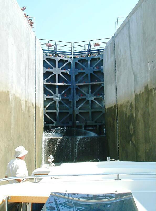 Passing through the high double lock at Guétin.