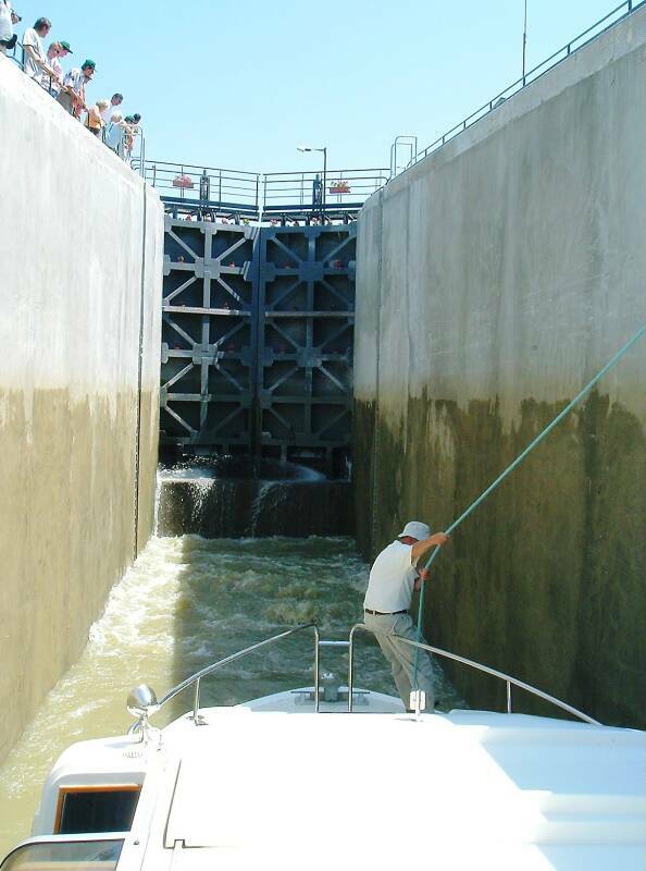 Passing through the high double lock at Guétin.