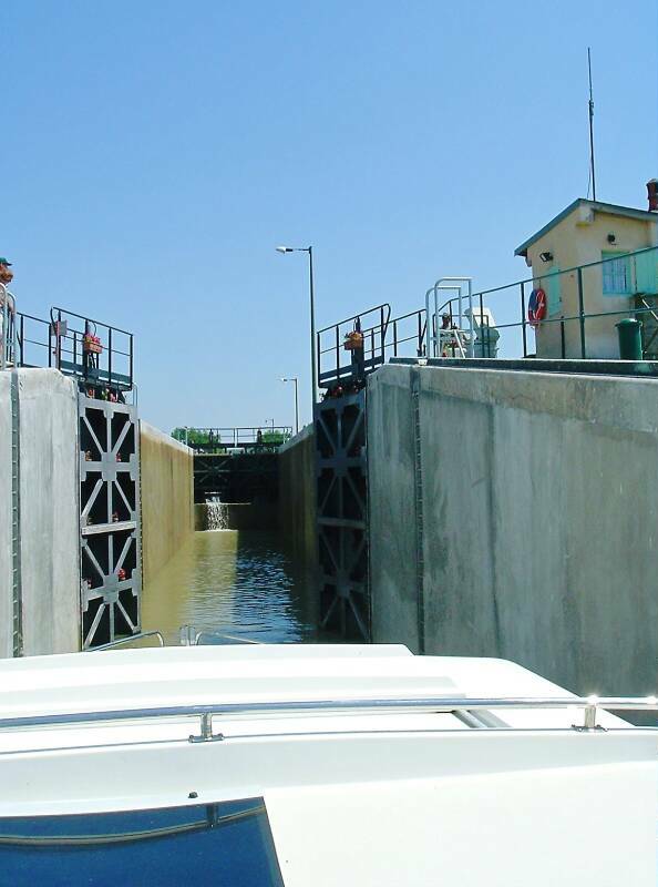 Passing through the high double lock at Guétin.