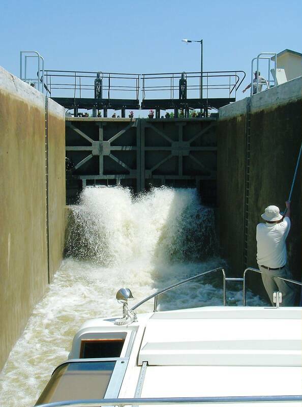 Passing through the high double lock at Guétin.