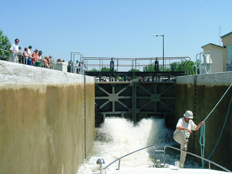 Passing through the high double lock at Guétin.