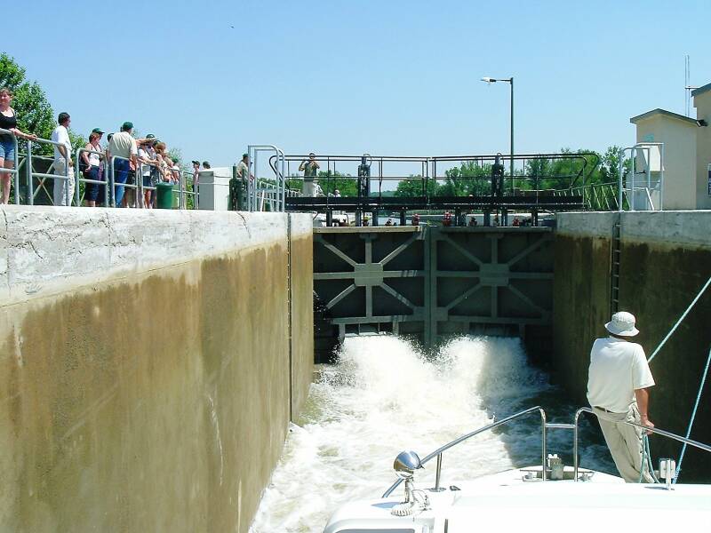 Passing through the high double lock at Guétin.