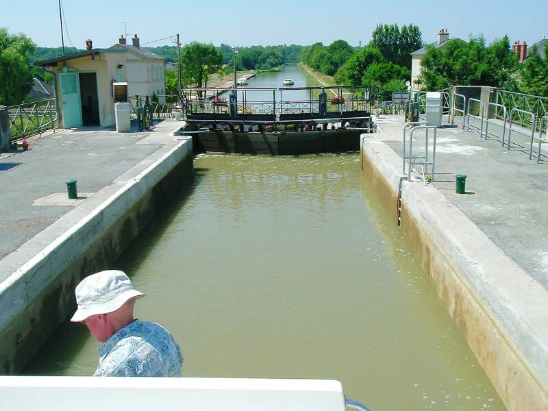 Crossing the high canal bridge at Guétin.