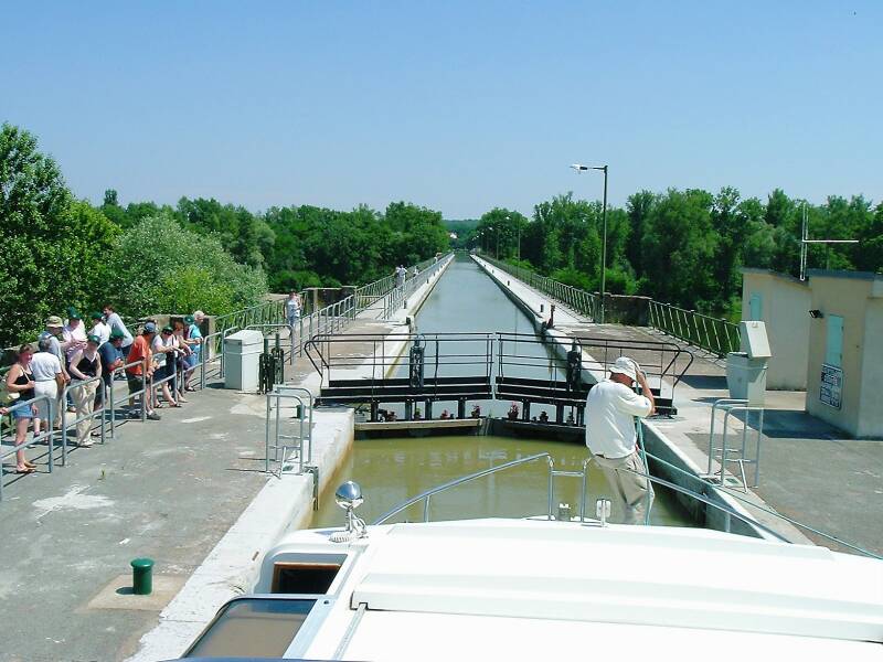 Crossing the high canal bridge at Guétin.