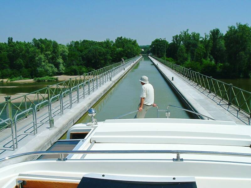 Crossing the high canal bridge at Guétin.