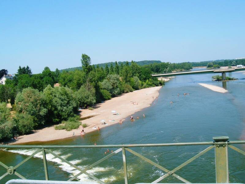 Crossing the high canal bridge at Guétin.