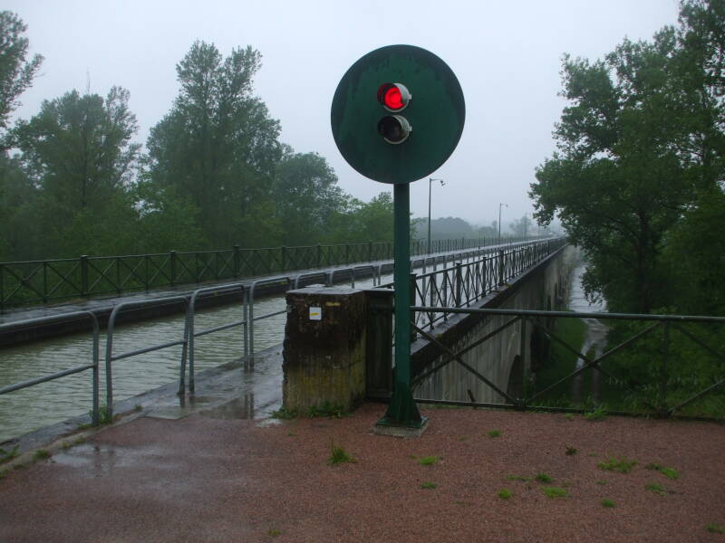 Signal lights controlling traffic across the high canal bridge at Guétin.