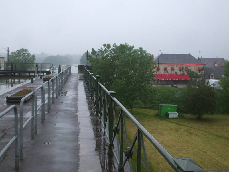 At the Auberge du Pont Canal at Guétin, next to the high double lock and canal bridge.