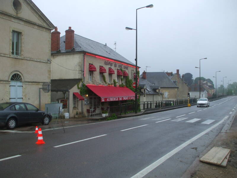 At the Auberge du Pont Canal at Guétin, next to the high double lock and canal bridge.