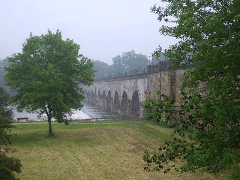 At the Auberge du Pont Canal at Guétin, next to the high double lock and canal bridge.