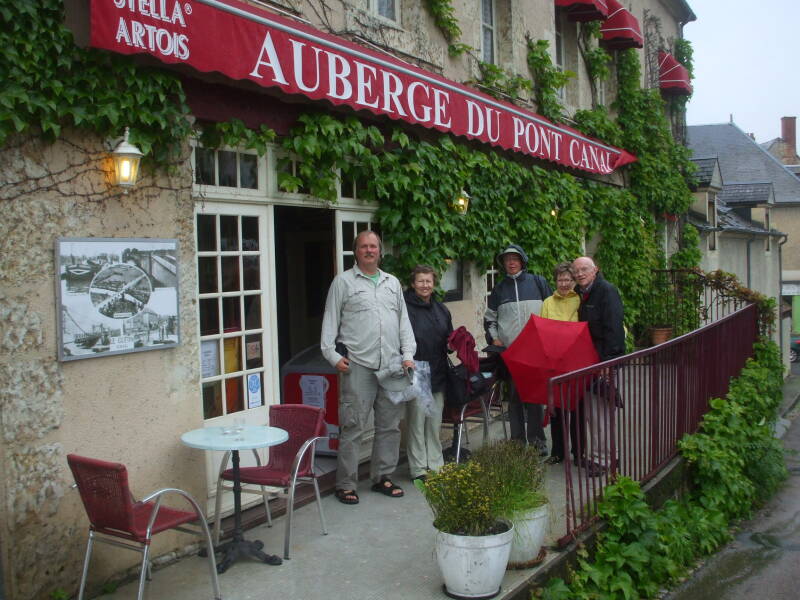 At the Auberge du Pont Canal at Guétin, next to the high double lock and canal bridge.