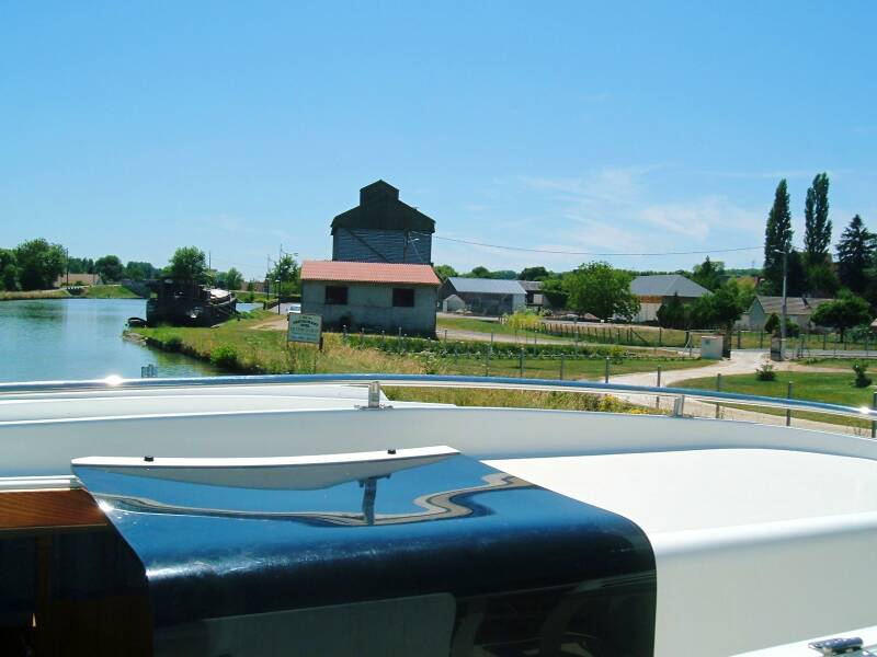 Agricultural buildings on the canal at Léré.