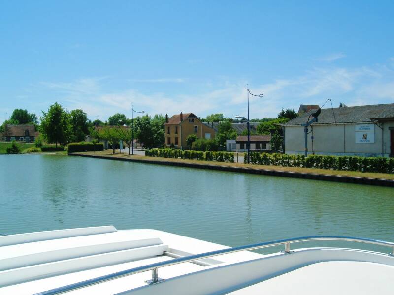 Agricultural buildings on the canal at Léré.