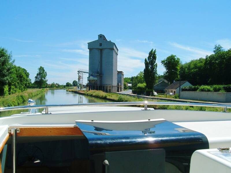 Agricultural buildings on the canal at Léré.