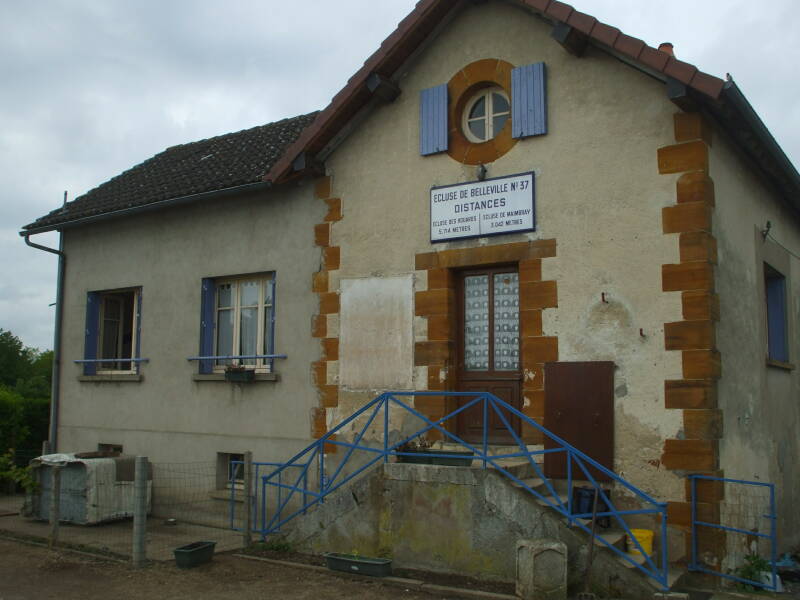 Canal lock house at Léré.