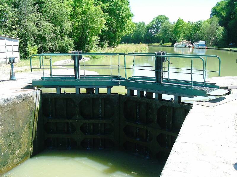 The upper gate in a canal lock at Peseau.