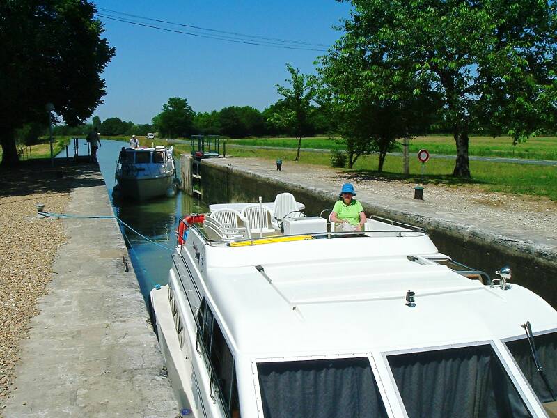 Pulling into a lock at Peseau.