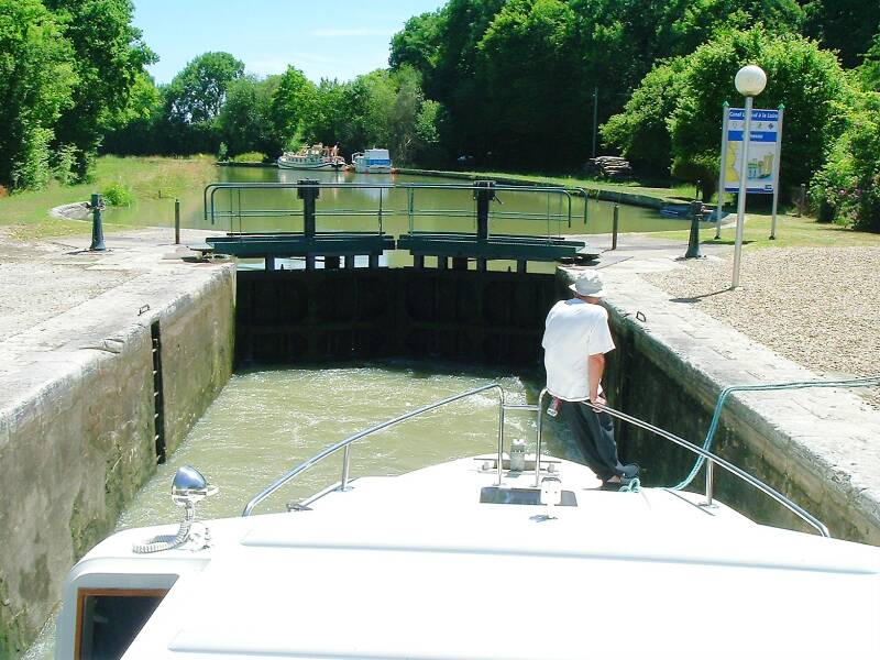 The upper gate in a canal lock at Peseau.