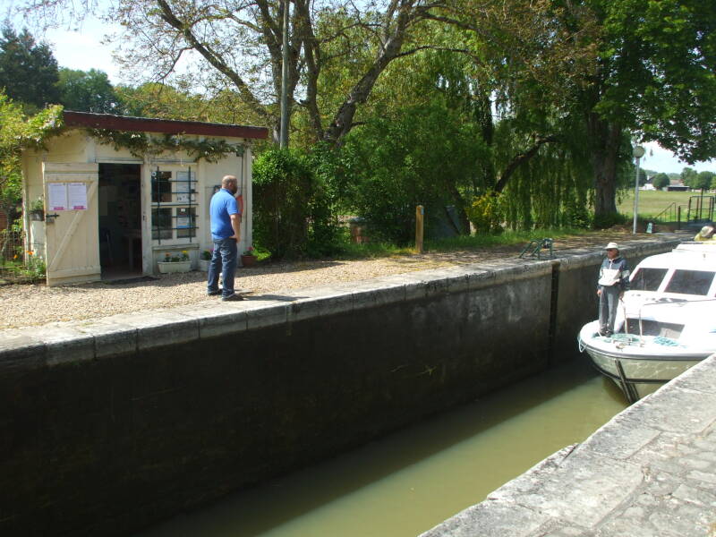 Pulling into a lock at Peseau.