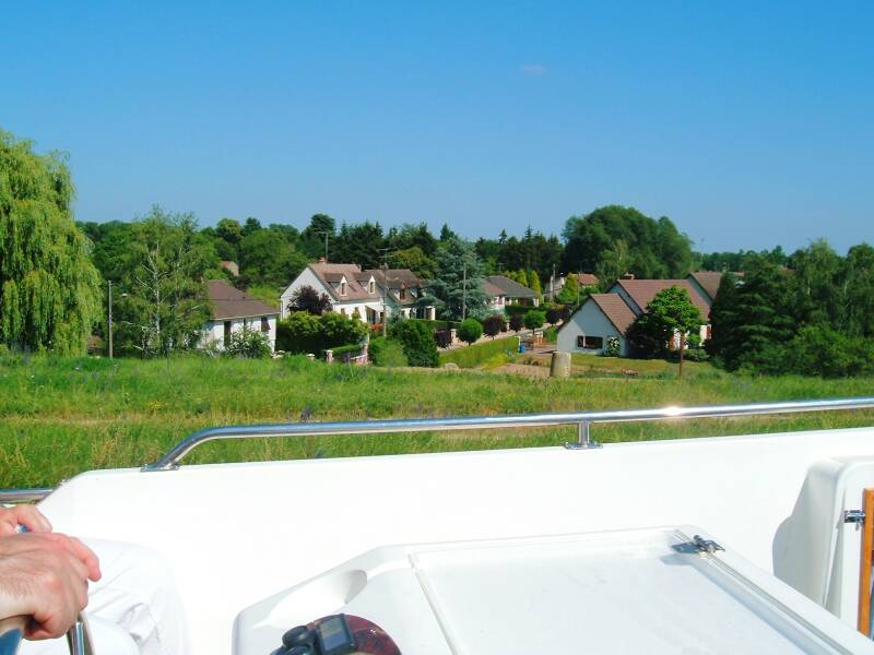 Passing the village of Saint-Firmin-sur-Loire on the Canal Latéral à la Loire.