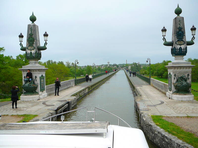 Crossing over the Pont-Canal and back again at Saint-Firmin-sur-Loire.