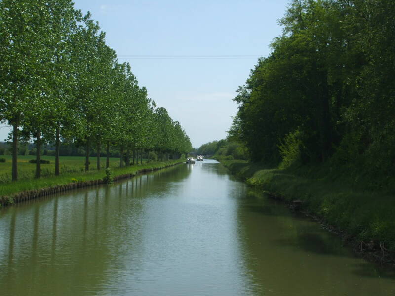 On the Canal Latéral à la Loire north of Saint-Thibault-sur-Loire.
