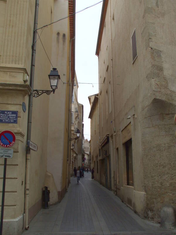 Narrow streets in Béziers.