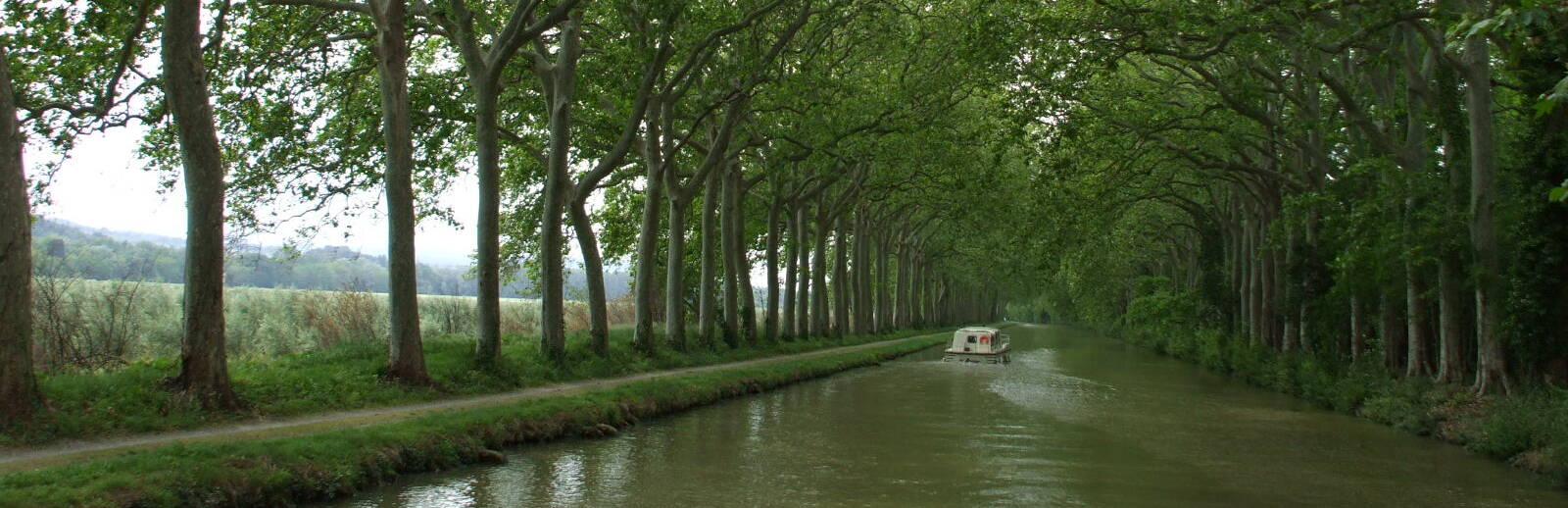 Canal du Midi between Béziers and Colombiers.