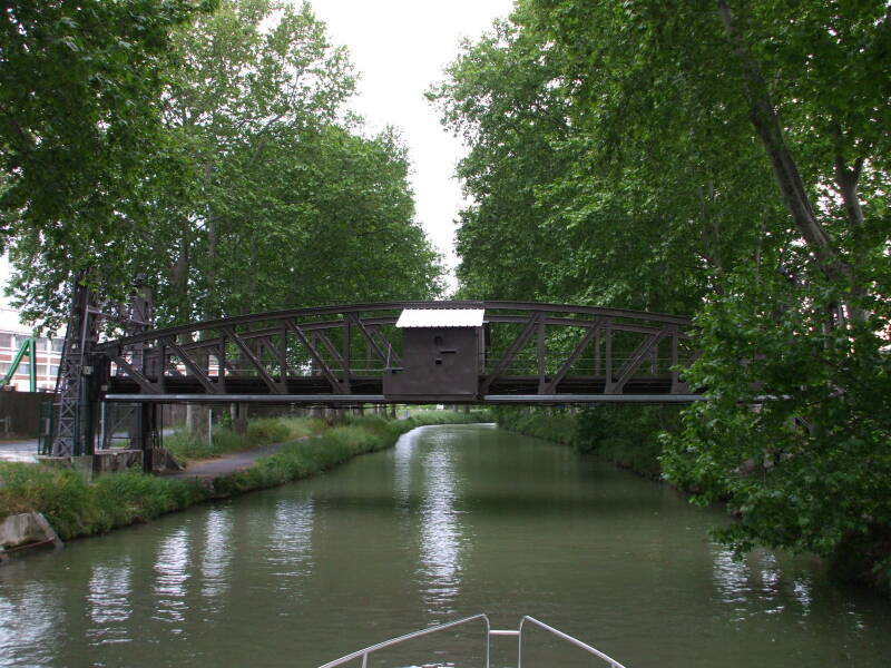 ALT: Small rail lift bridge over the the Canal du Midi.