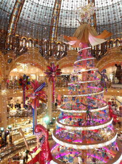 Christmas decorations in 'la coupole' in Galleries Lafayette in Paris.