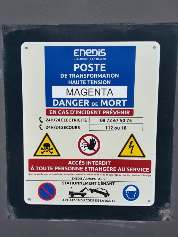 Electricity warning sign in Paris.