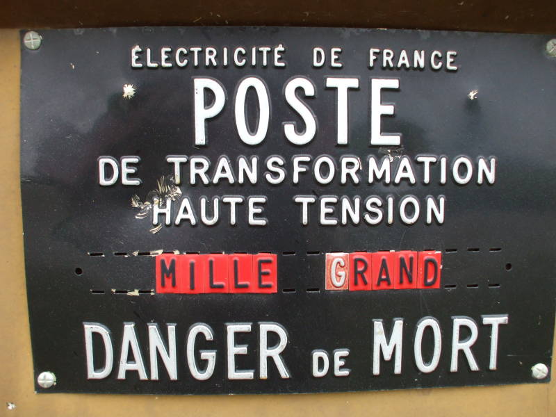 Warning sign: Électricité de France / Poste de transformation haute tension / Mille grand / Danger de Mort