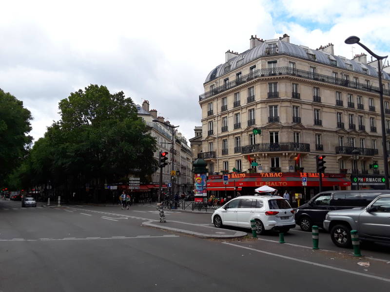 Large intersection near Paris Gare du Nord.