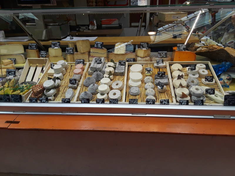 Cheese shop in Marché Saint-Quentin